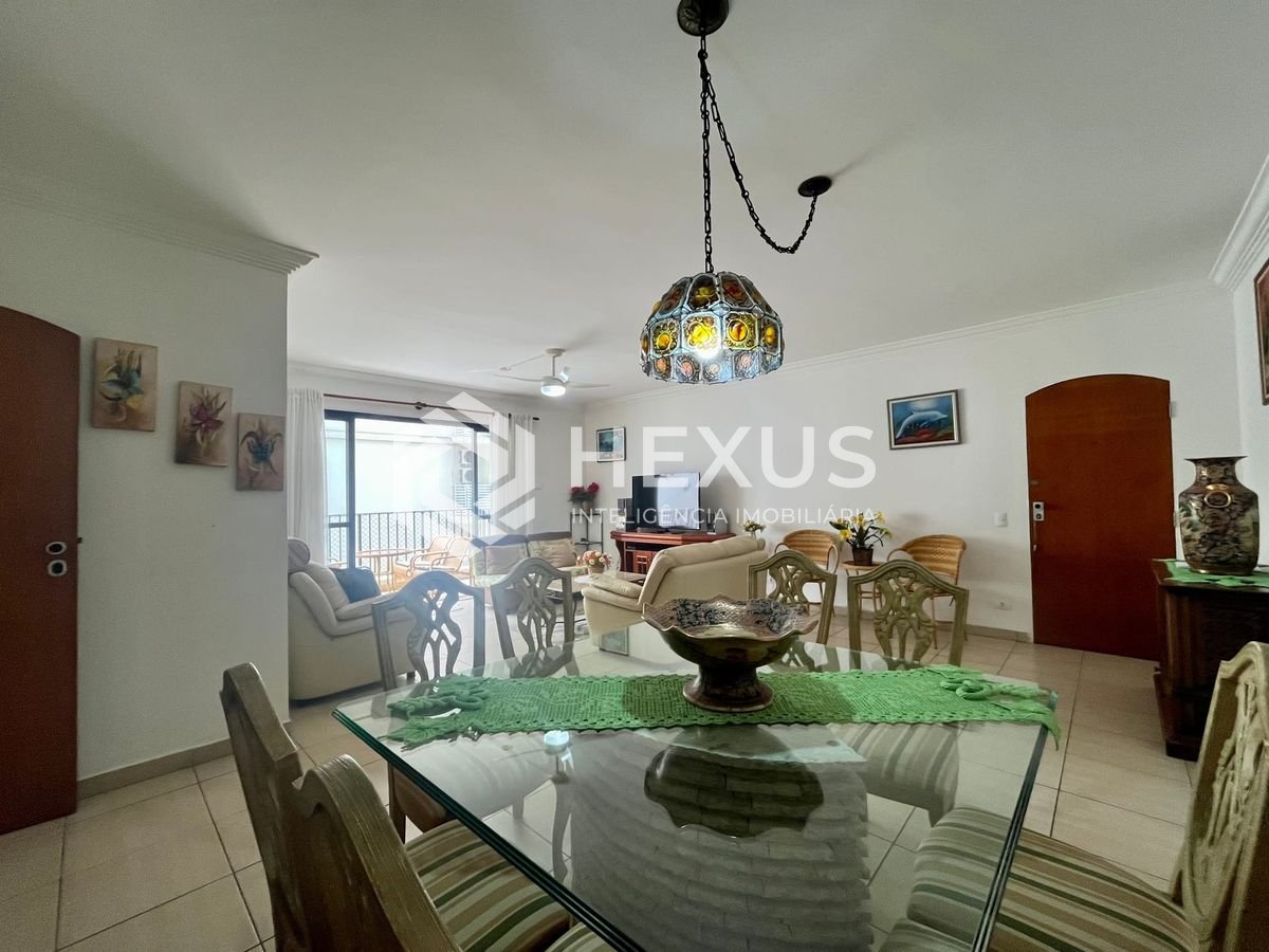 Foto 3 de Apartamento com varanda, vista mar e lazer a uma quadra da Praia das Pitangueiras, Guaruja