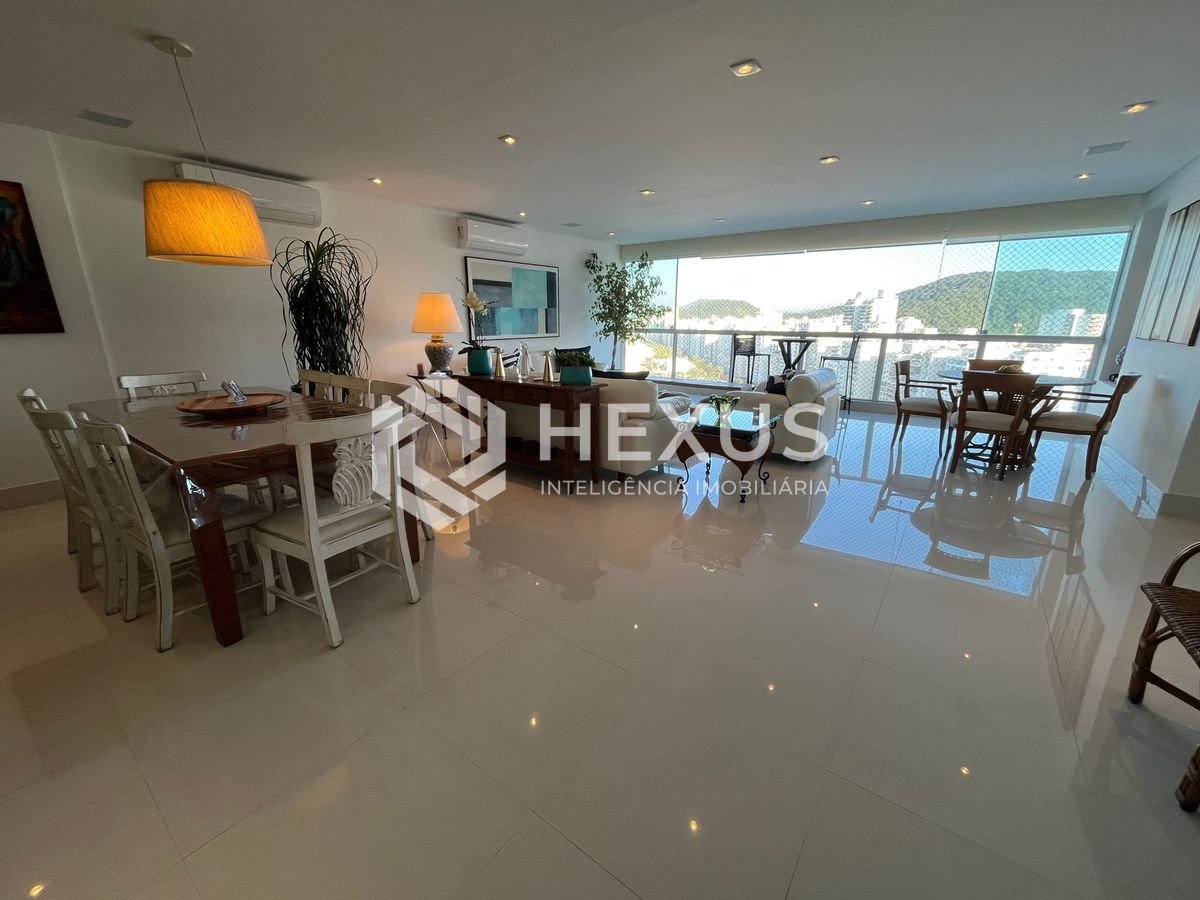 Foto 3 de Apartamento frente mar reformado com varanda na Praia das Pitangueiras, Guaruja