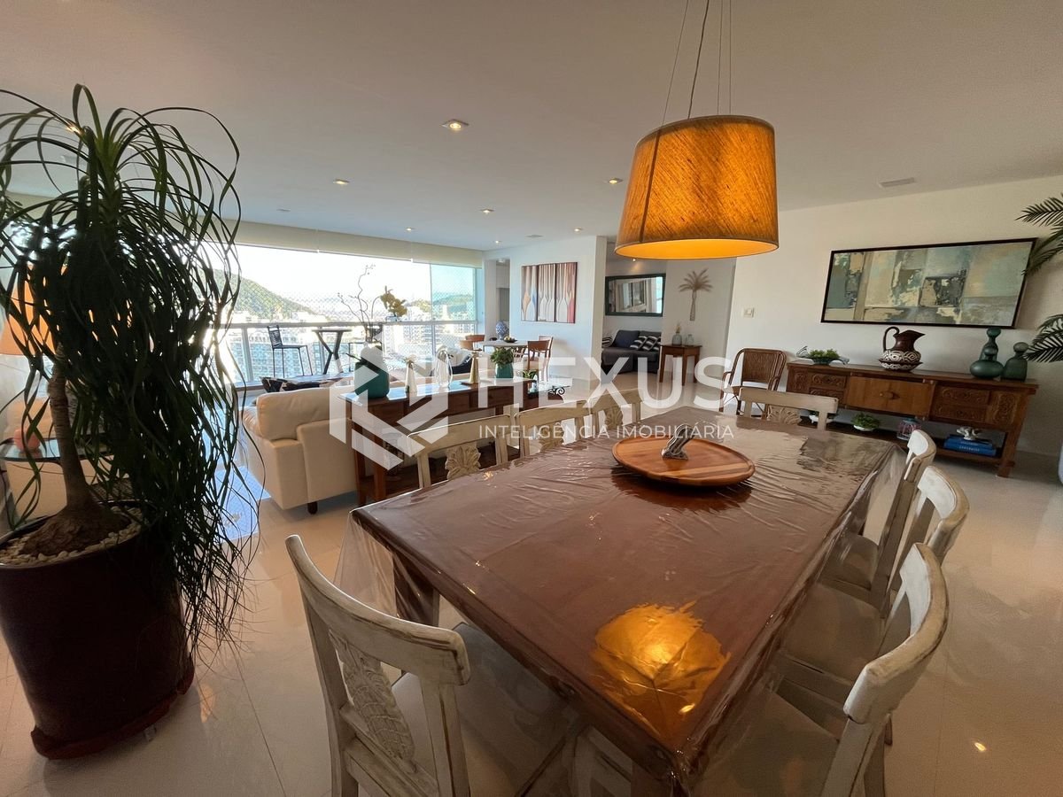 Foto 4 de Apartamento frente mar reformado com varanda na Praia das Pitangueiras, Guaruja