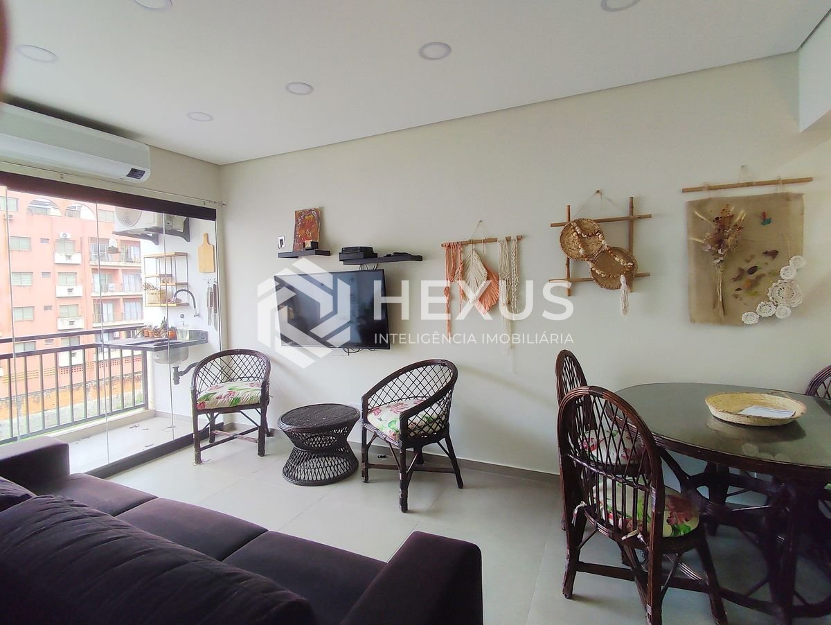 Foto 3 de Apartamento reformado com varanda no Jardim Astúrias, Guarujá