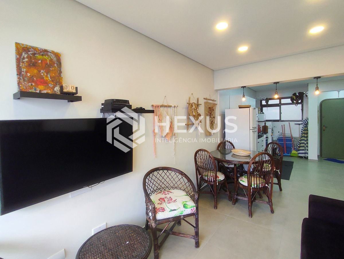 Foto 4 de Apartamento reformado com varanda no Jardim Astúrias, Guarujá