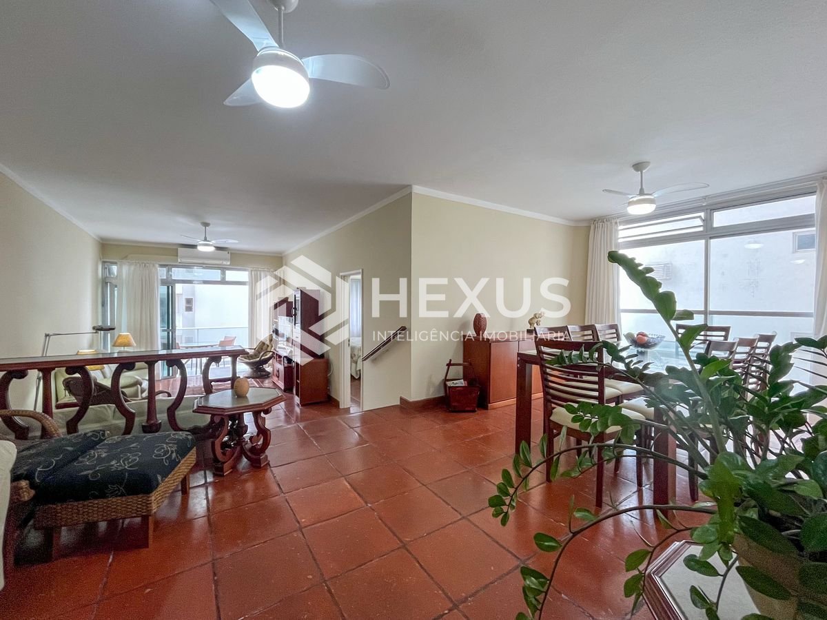 Foto 2 de Apartamento com varanda e vista mar na quadra mar da Praia das Pitangueiras, Guaruja