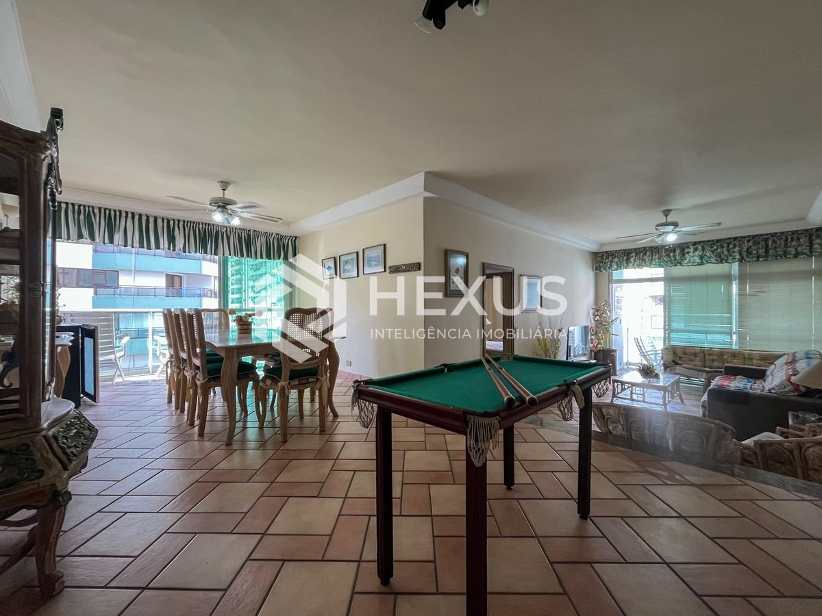 Foto 2 de Apartamento com varanda e vista mar na quadra-mar da Praia das Pitangueiras, Guaruja