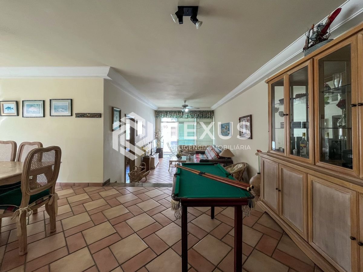 Foto 3 de Apartamento com varanda e vista mar na quadra-mar da Praia das Pitangueiras, Guaruja
