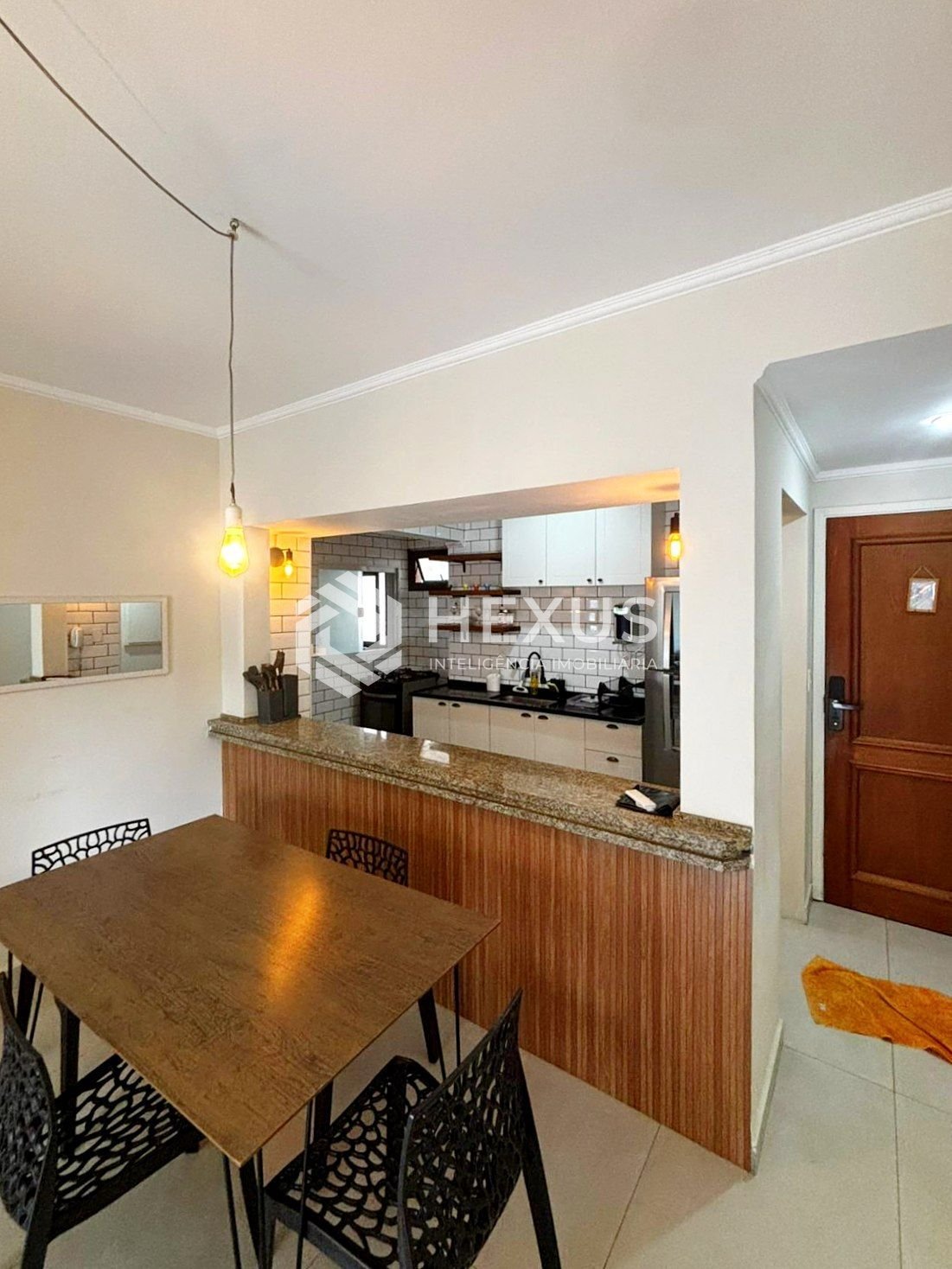 Foto 3 de Apartamento reformado com varanda na Praia das Asturias, Guaruja
