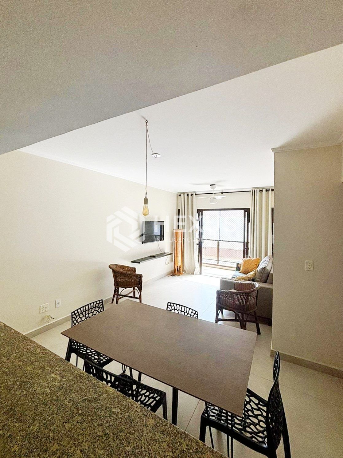 Foto 4 de Apartamento reformado com varanda na Praia das Asturias, Guaruja