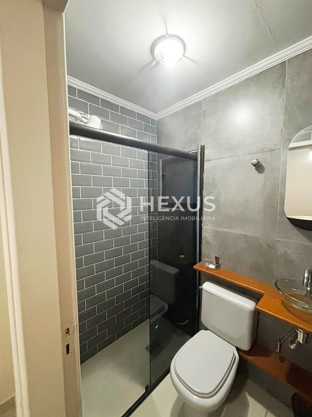 Foto 5 de Apartamento reformado com varanda na Praia das Asturias, Guaruja