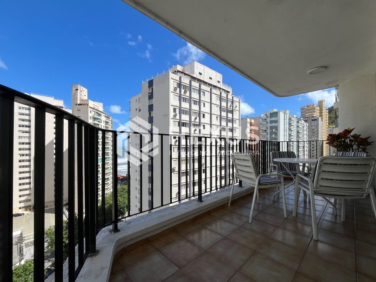 Foto 2 de Apartamento com varanda, lazer, vista mar, uma quadra da Praia das Pitangueiras, Guaruja