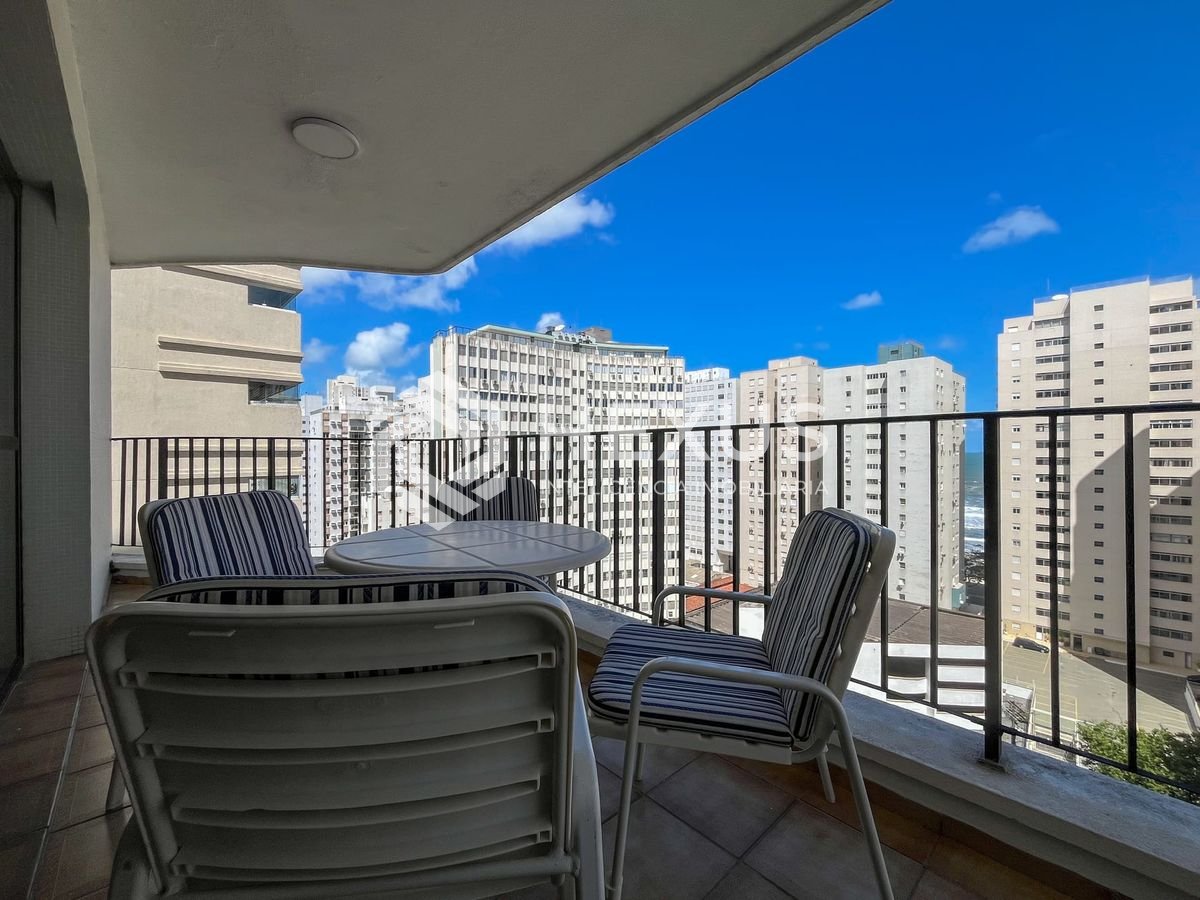 Foto 3 de Apartamento com varanda, lazer, vista mar, uma quadra da Praia das Pitangueiras, Guaruja