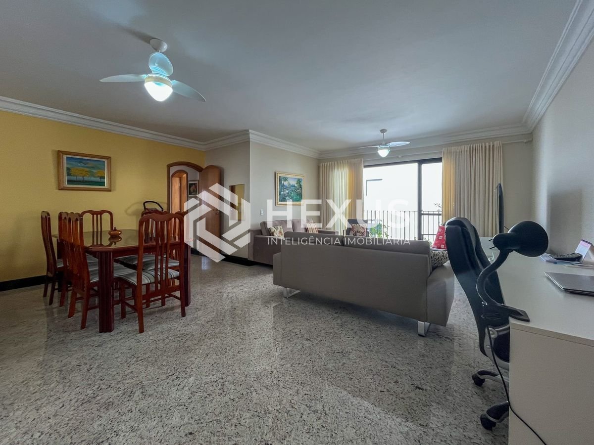 Foto 2 de Apartamento com varanda, vista mar e lazer a uma quadra da Praia das Pitangueiras, Guaruja