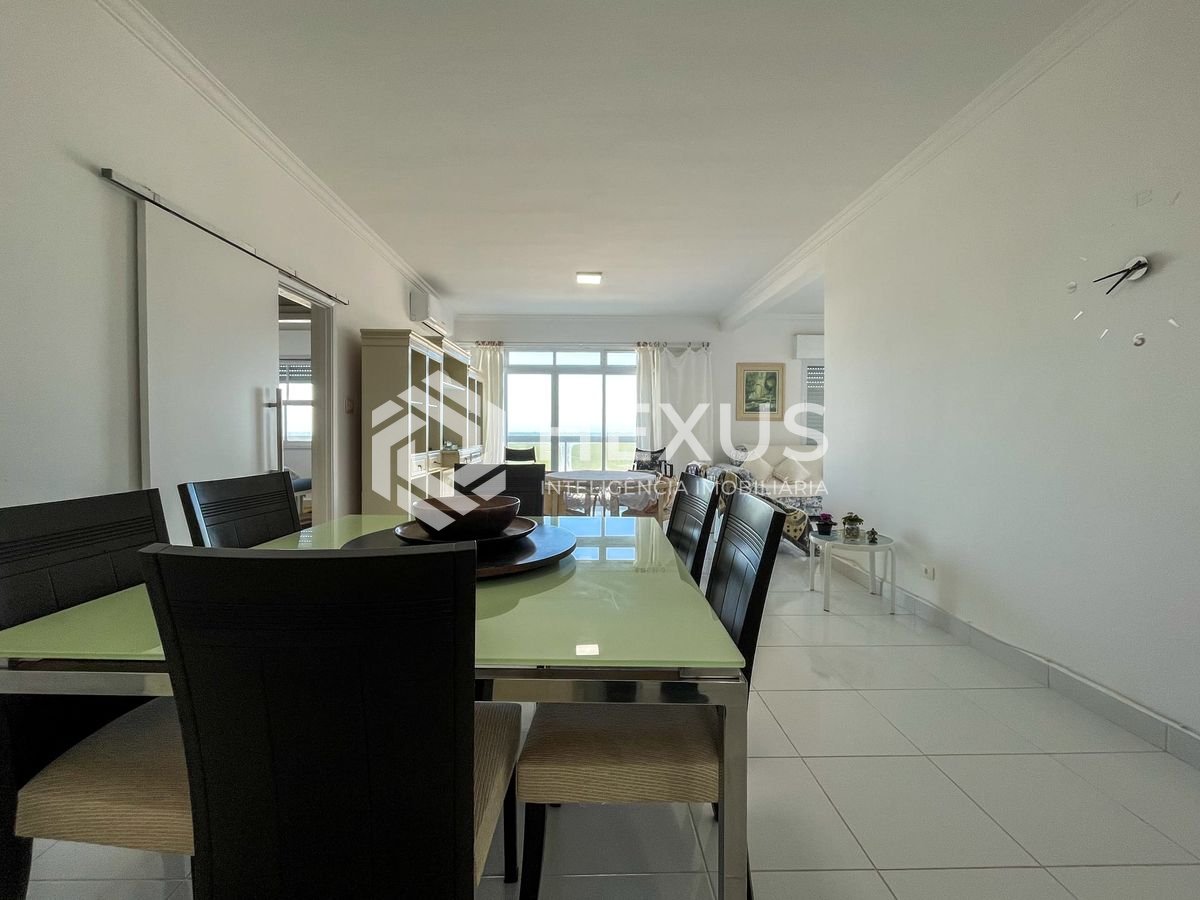 Foto 2 de Apartamento frente mar com varanda e vista mar na Praia das Pitangueiras, Guaruja