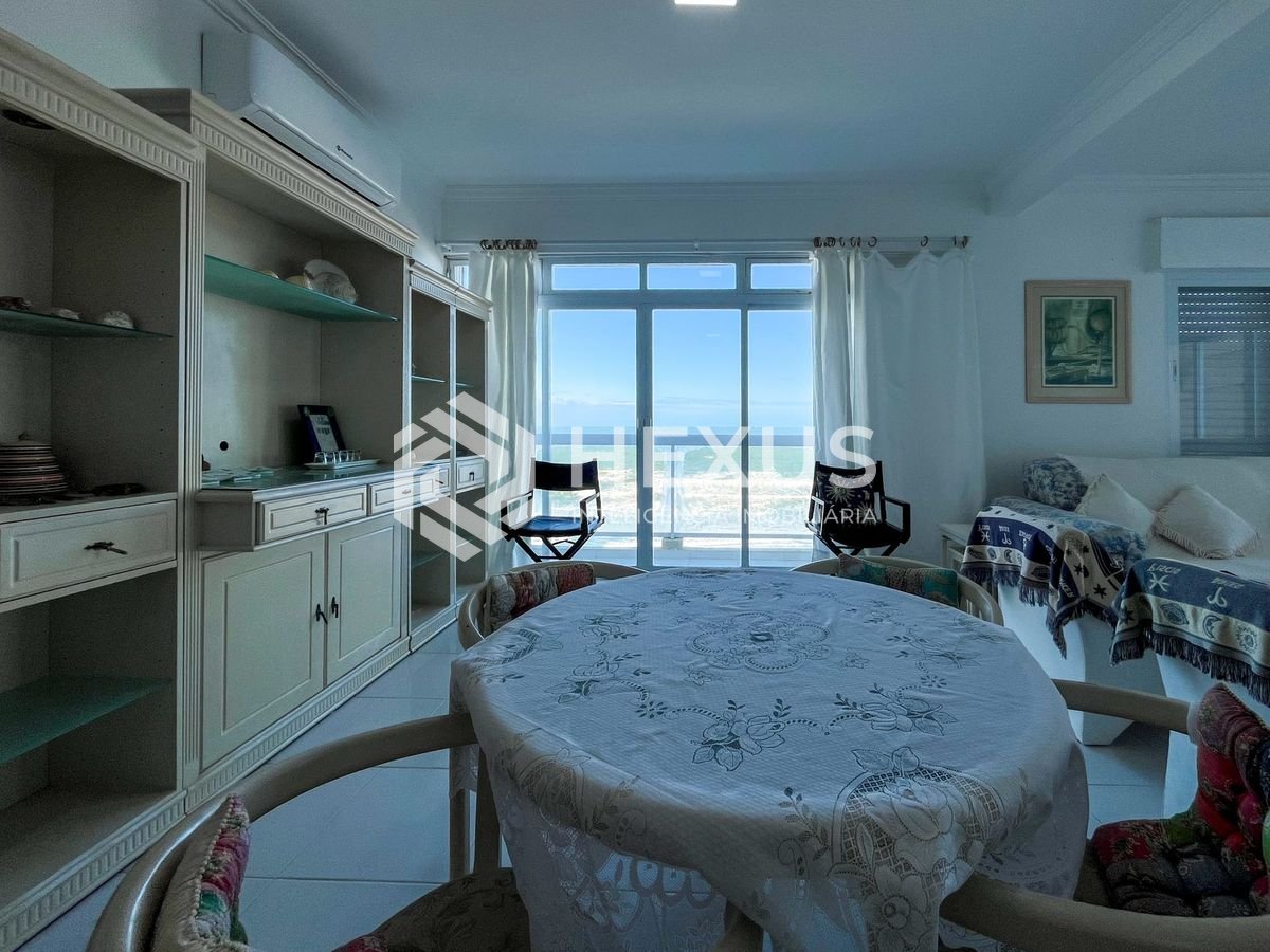 Foto 3 de Apartamento frente mar com varanda e vista mar na Praia das Pitangueiras, Guaruja