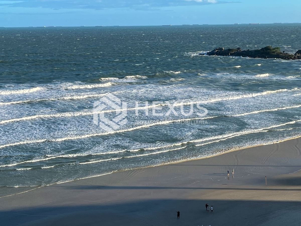Foto 2 de Apartamento frente mar com varanda e vista mar na Praia das Pitangueiras, Guaruja
