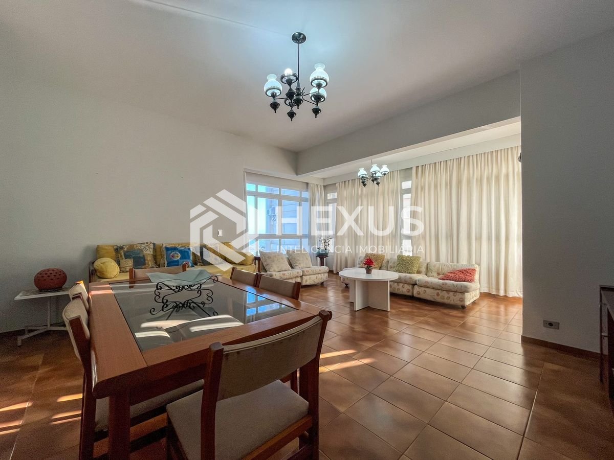 Foto 4 de Apartamento frente mar com varanda e vista mar na Praia das Pitangueiras, Guaruja