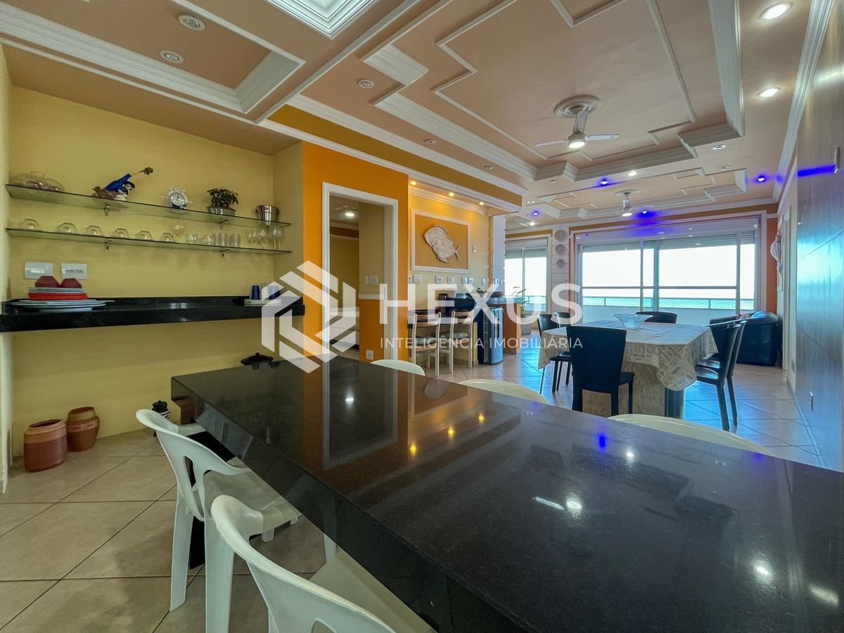 Foto 3 de Apartamento frente mar com varanda e vista mar na Praia das Pitangueiras, Guaruja