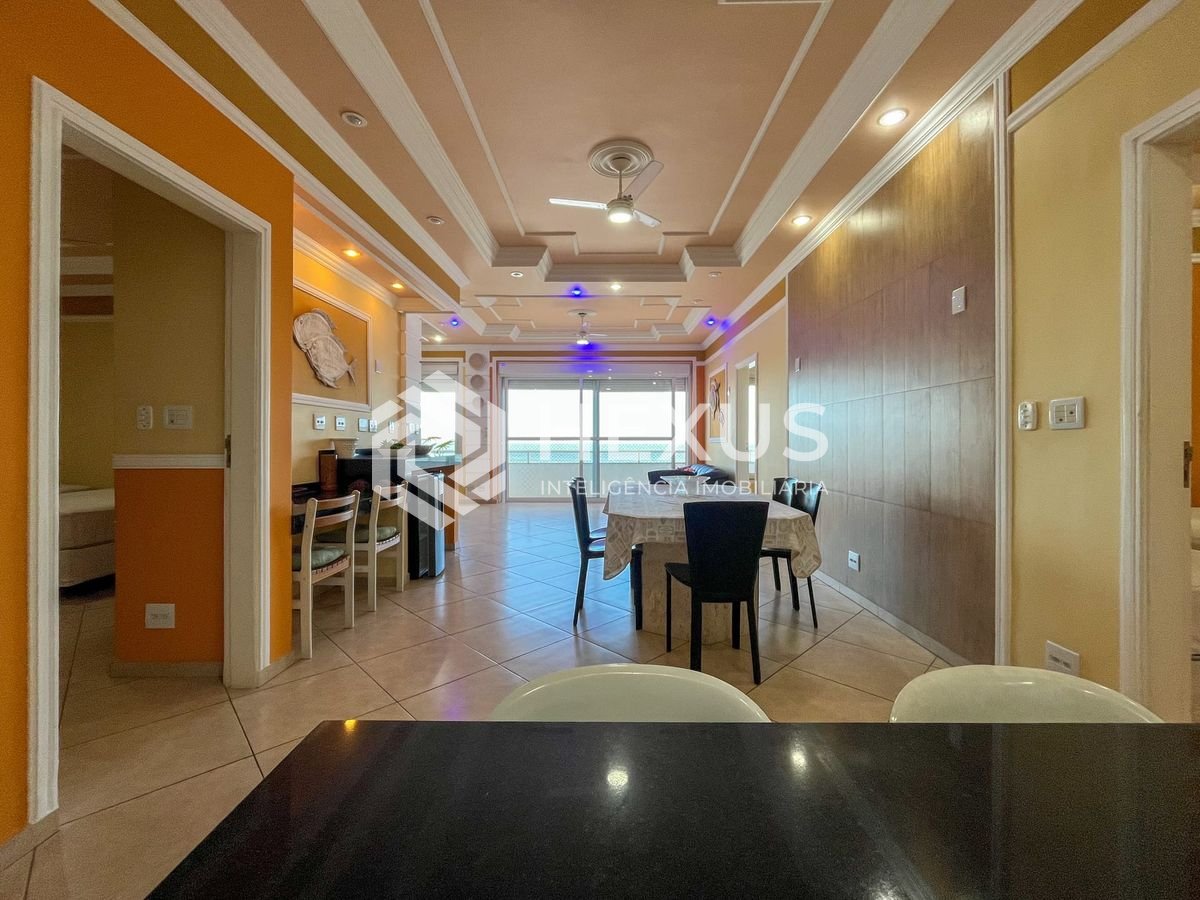 Foto 4 de Apartamento frente mar com varanda e vista mar na Praia das Pitangueiras, Guaruja