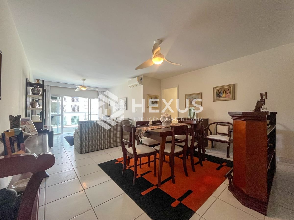 Foto 2 de Apartamento com varanda e vista mar na quadra mar da Praia das Pitangueiras, Guaruja