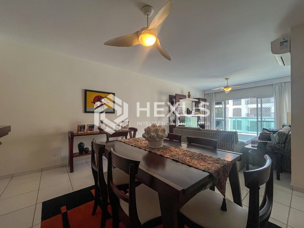 Foto 3 de Apartamento com varanda e vista mar na quadra mar da Praia das Pitangueiras, Guaruja