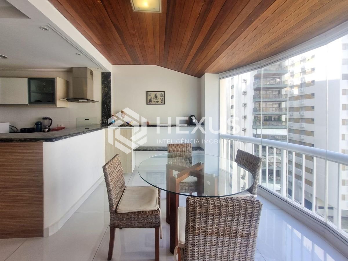 Foto 3 de Apartamento com varanda e lazer na quadra mar da Praia das Pitangueiras, Guaruja