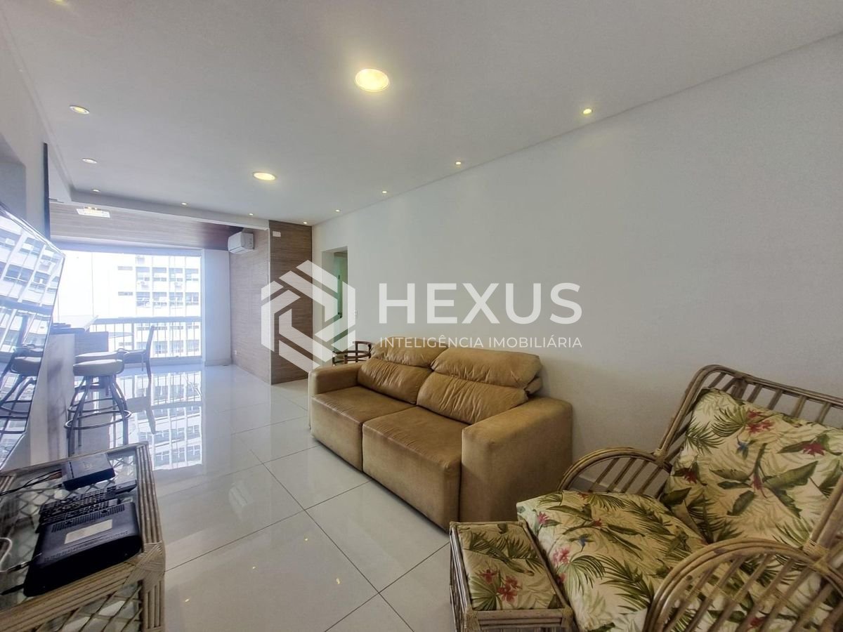 Foto 4 de Apartamento com varanda e lazer na quadra mar da Praia das Pitangueiras, Guaruja