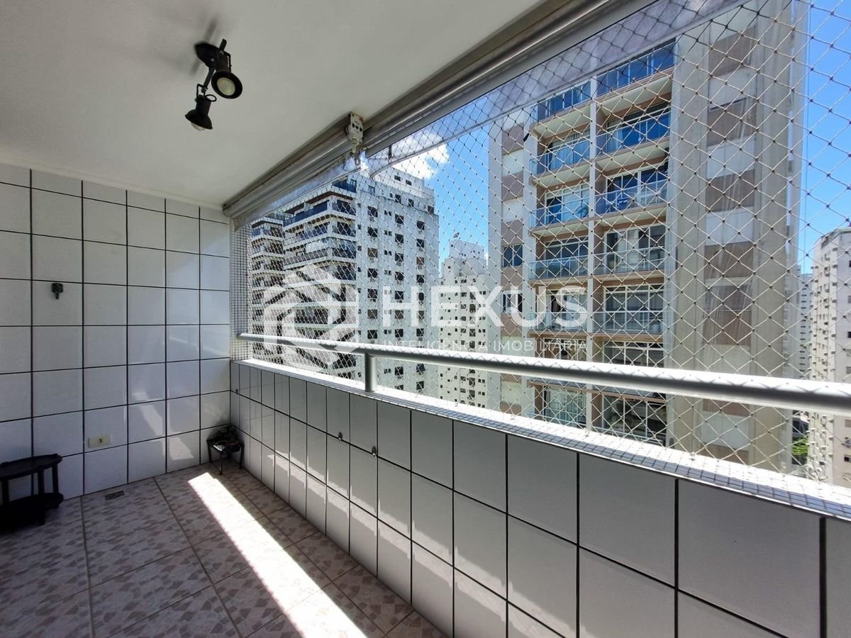 Foto 5 de Apartamento com varanda na quadra mar da Praia das Pitangueiras, Guaruja