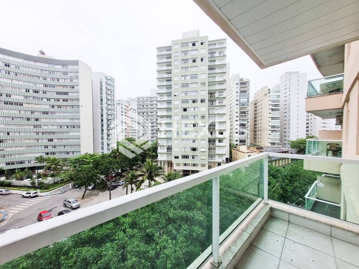 Foto 2 de Apartamento com varanda e vista mar na quadra mar da Praia das Pitangueiras, Guaruja