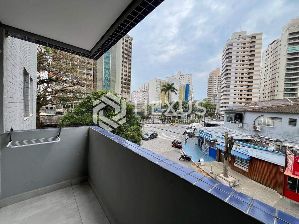 Foto 3 de Apartamento reformado com varanda na Praia das Asturias, Guaruja