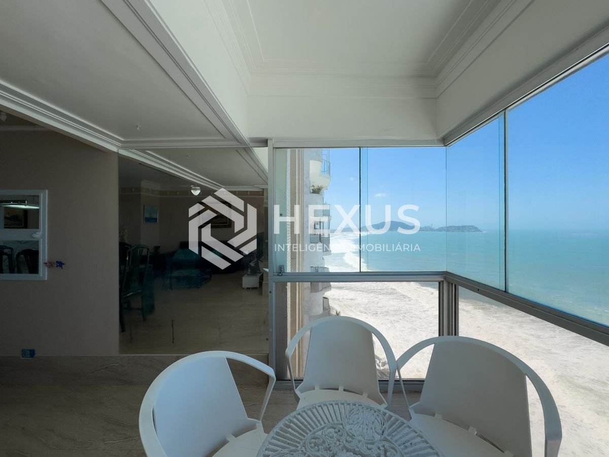 Foto 2 de Apartamento frente mar reformado com varanda e vista mar na Praia das Pitangueiras, Guaruja