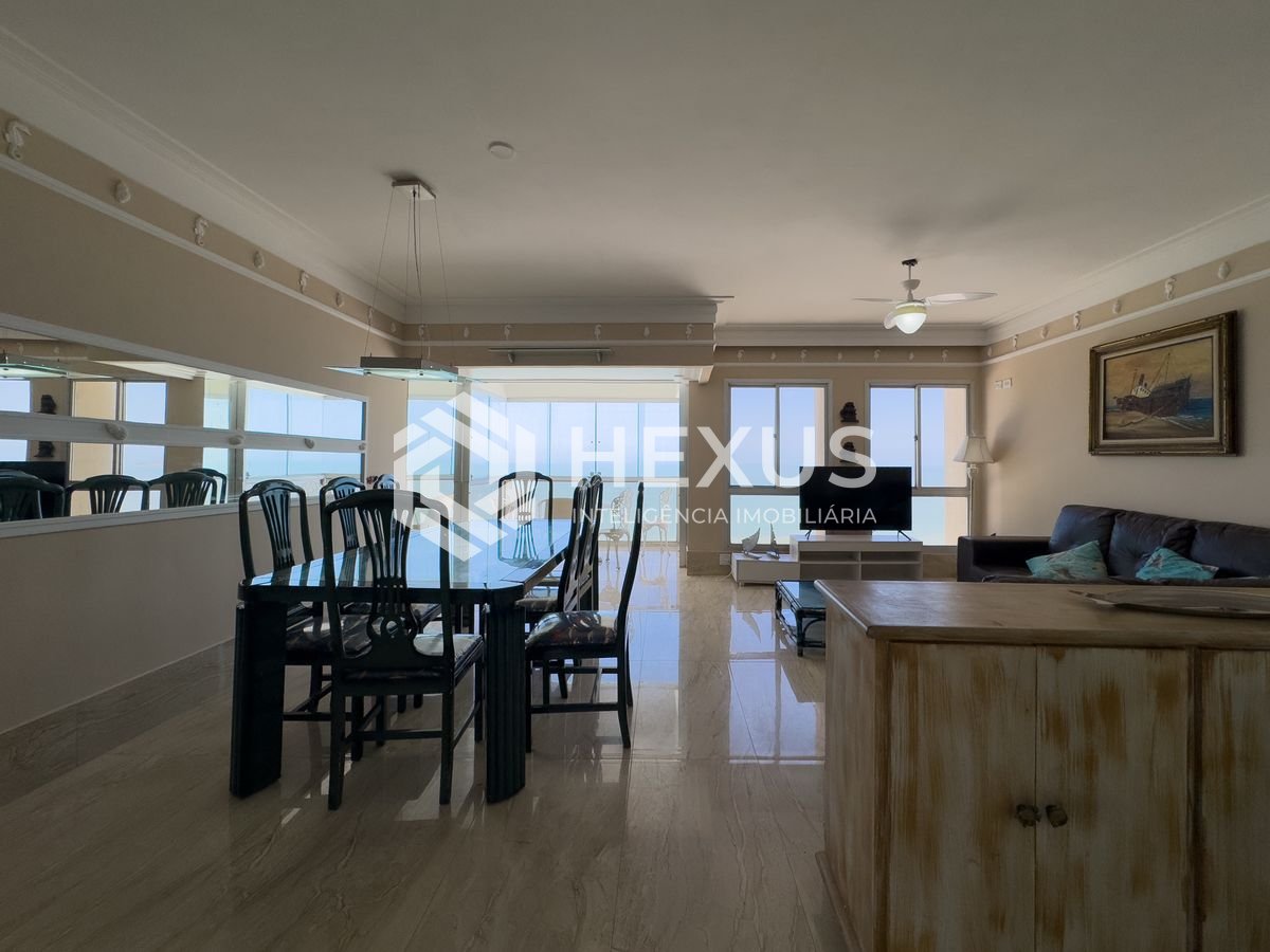 Foto 3 de Apartamento frente mar reformado com varanda e vista mar na Praia das Pitangueiras, Guaruja