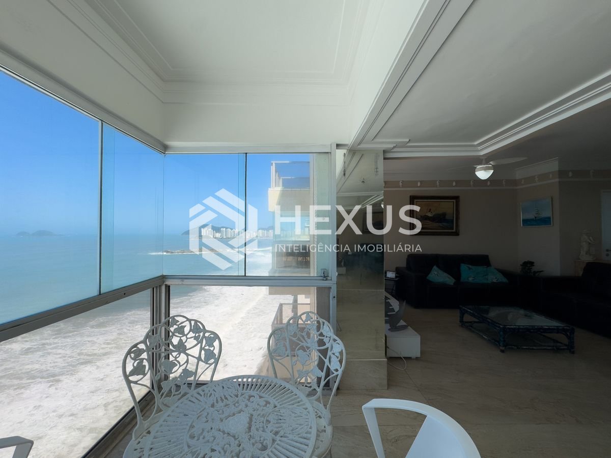 Foto 4 de Apartamento frente mar reformado com varanda e vista mar na Praia das Pitangueiras, Guaruja
