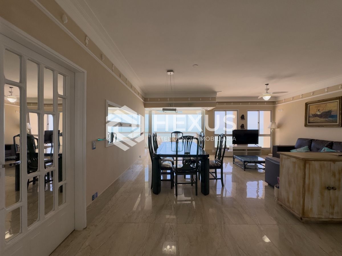 Foto 5 de Apartamento frente mar reformado com varanda e vista mar na Praia das Pitangueiras, Guaruja