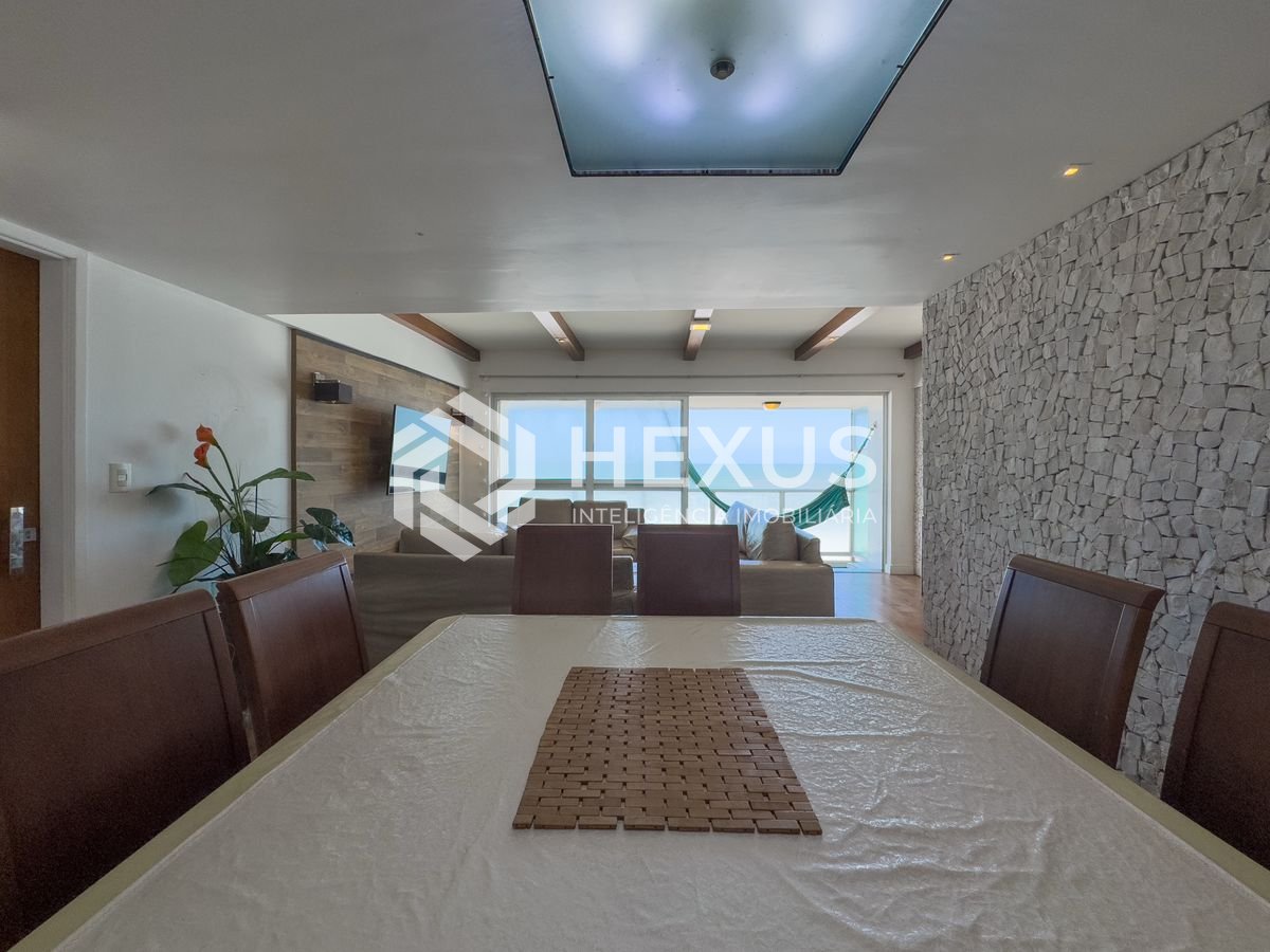 Foto 4 de Apartamento frente mar com varanda e vista mar na Praia das Pitangueiras, Guaruja