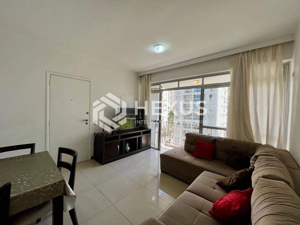Foto 2 de Apartamento reformado com varanda e lazer na Praia das Pitangueiras, Guaruja