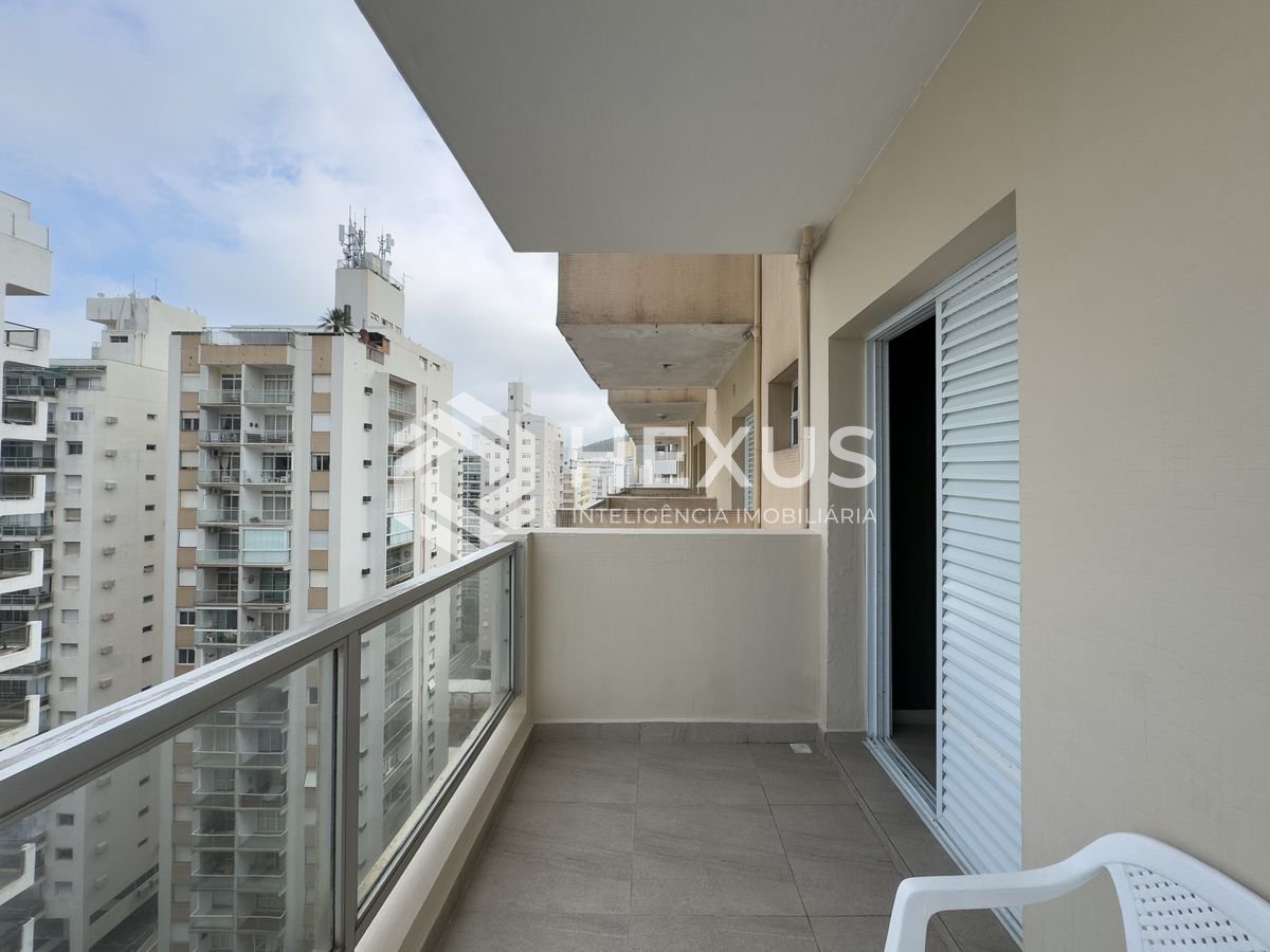 Foto 2 de Apartamento com varanda e vista mar a uma quadra da Praia das Pitangueiras, Guaruja