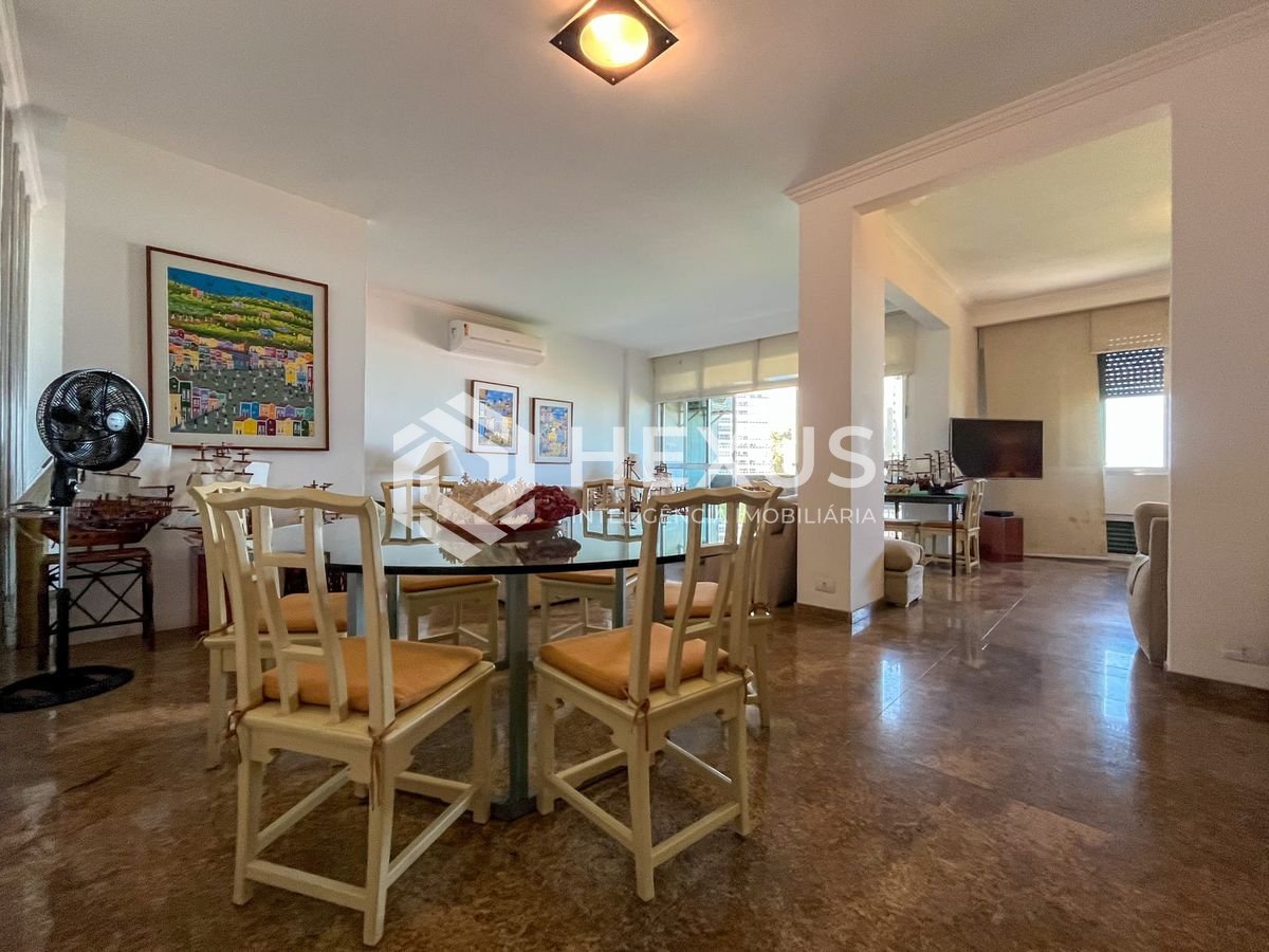 Foto 2 de Apartamento frente mar com varanda e vista mar na Praia das Pitangueiras, Guaruja