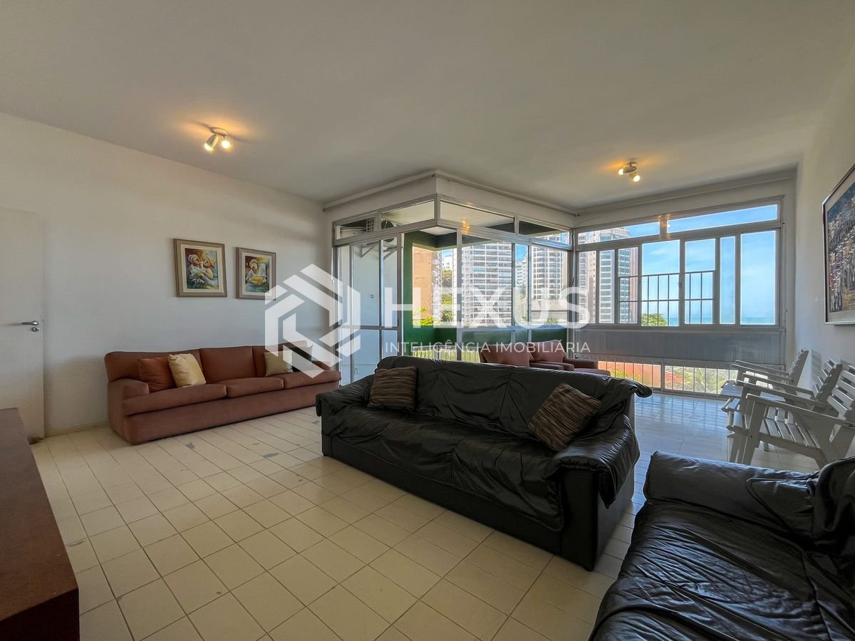 Foto 3 de Apartamento frente mar com varanda e vista mar na Praia das Pitangueiras, Guaruja