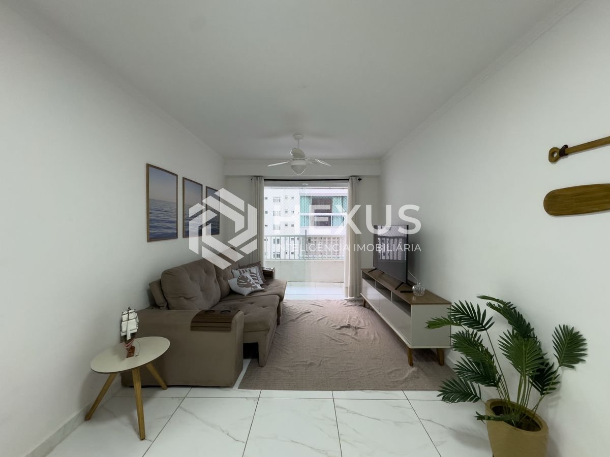 Foto 3 de Apartamento reformado com varanda e vista mar na beira mar da Praia das Pitangueiras, Guaruja