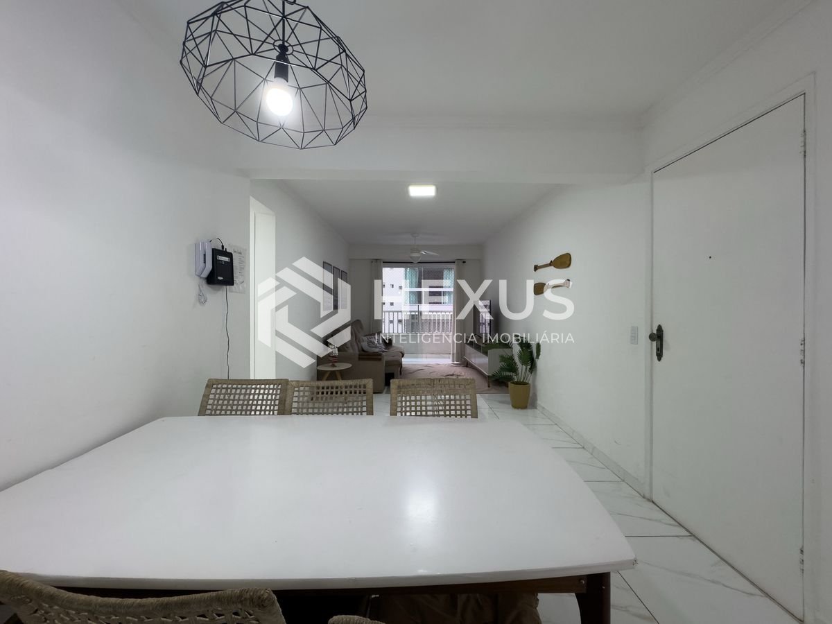 Foto 4 de Apartamento reformado com varanda e vista mar na beira mar da Praia das Pitangueiras, Guaruja
