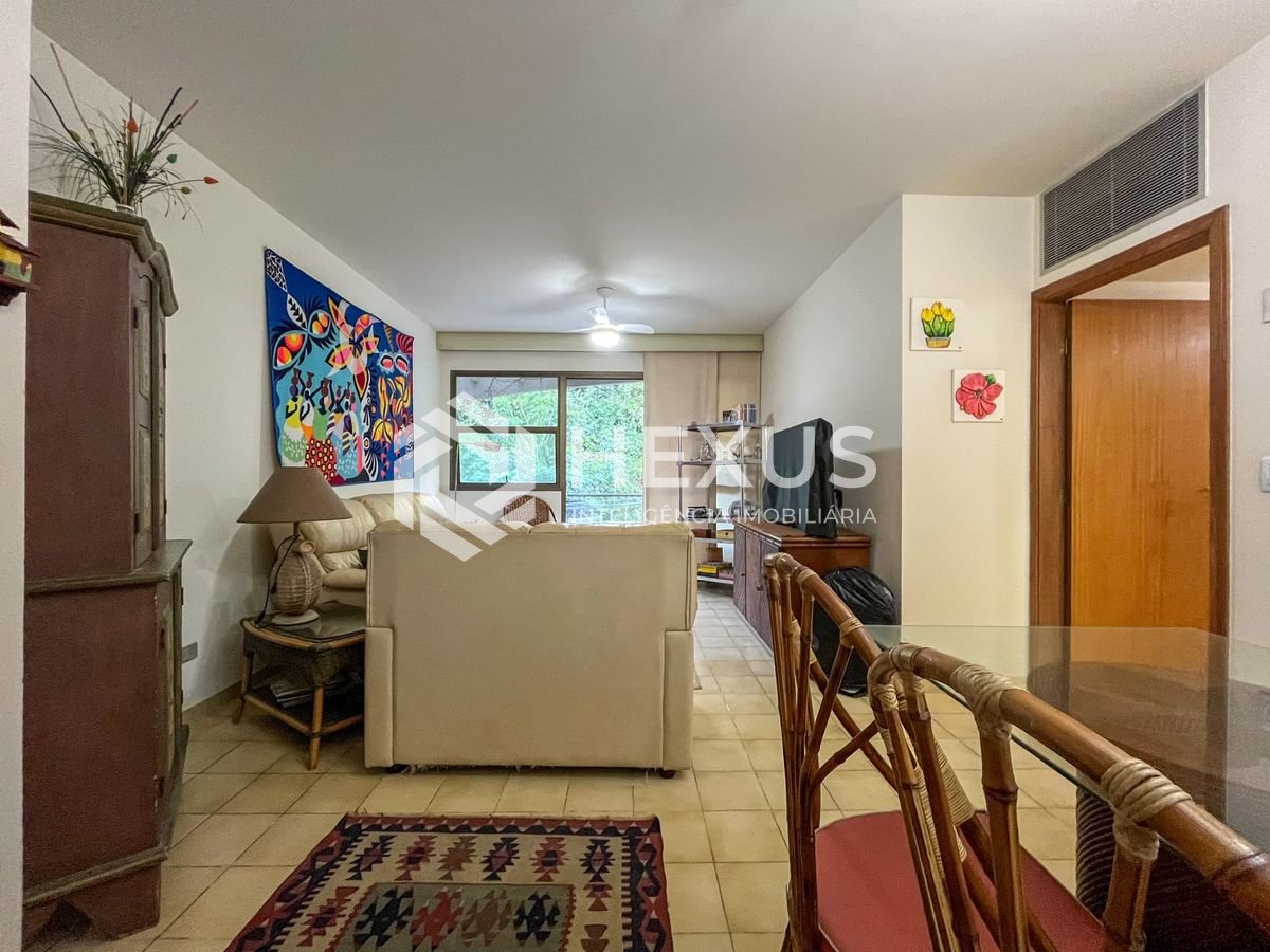 Foto 3 de Apartamento com varanda na quadra mar da Praia das Pitangueiras, Guaruja
