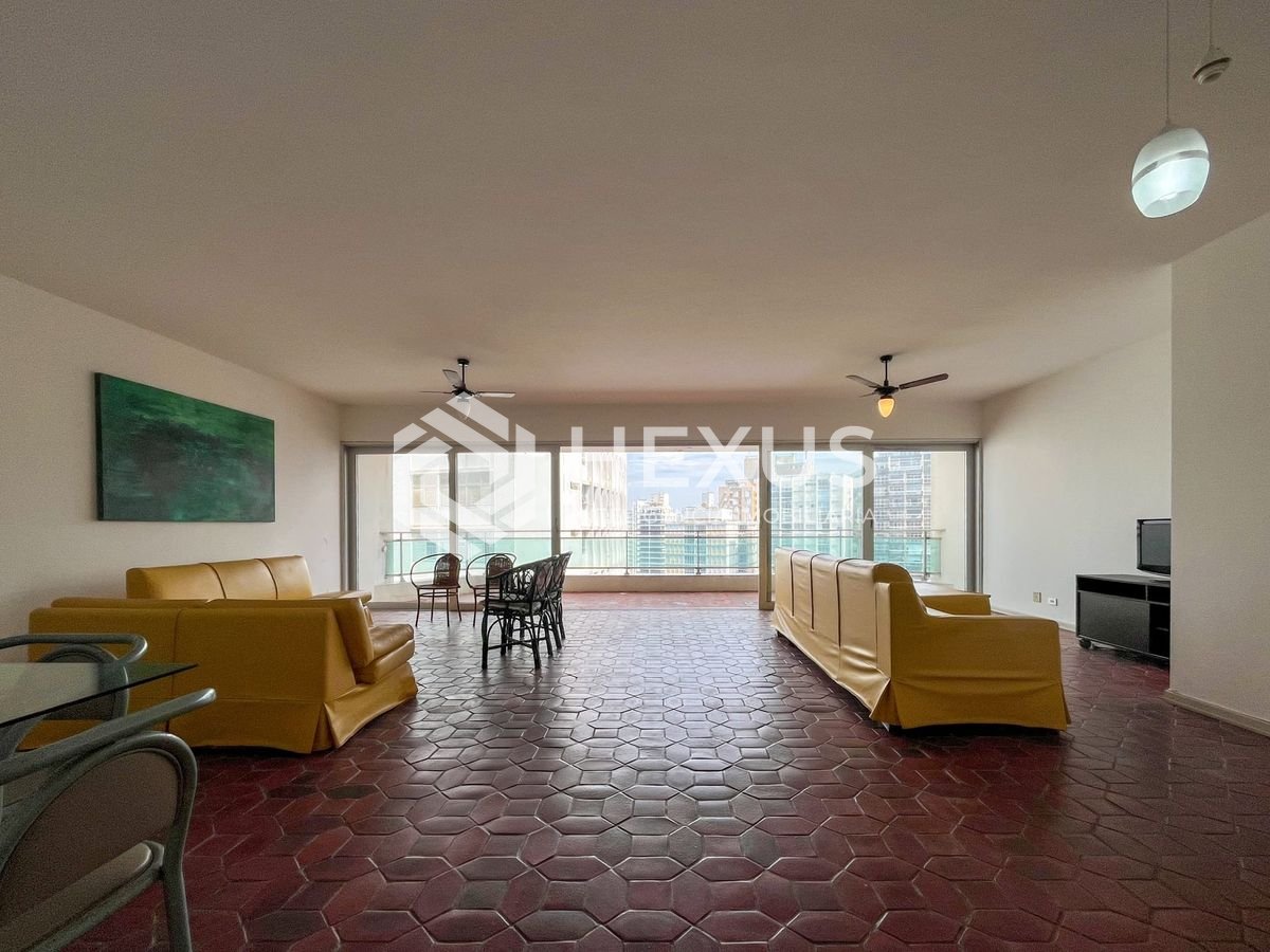 Foto 2 de Apartamento com varanda e vista mar na quadra-mar da Praia das Pitangueiras, Guaruja
