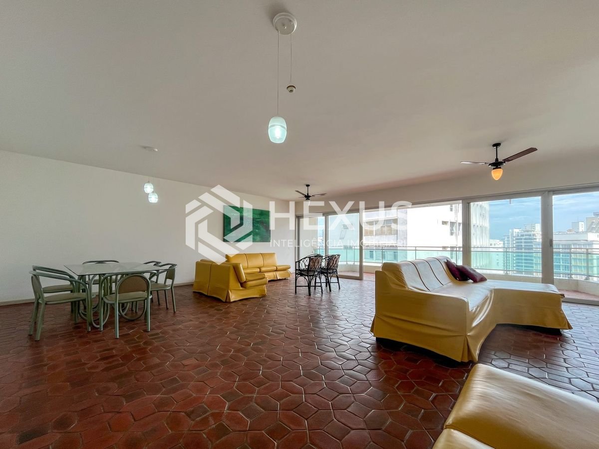 Foto 3 de Apartamento com varanda e vista mar na quadra-mar da Praia das Pitangueiras, Guaruja