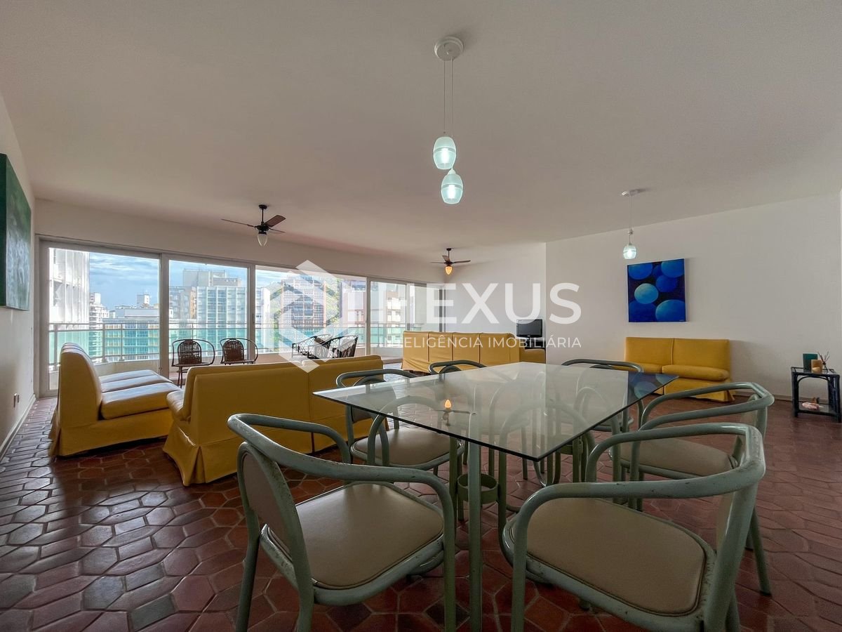 Foto 4 de Apartamento com varanda e vista mar na quadra-mar da Praia das Pitangueiras, Guaruja