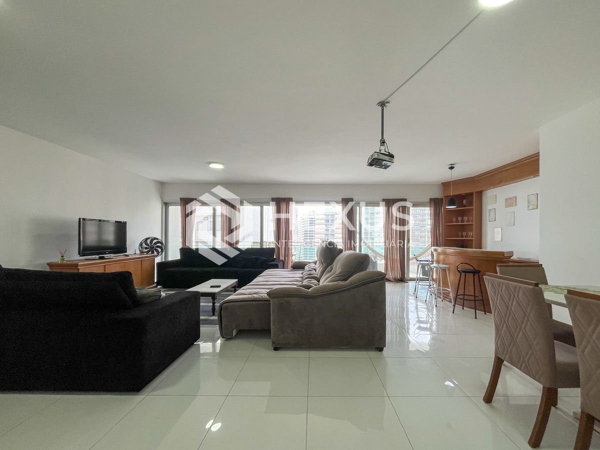 Foto 2 de Apartamento com varanda vista mar na beira mar da Praia das Pitangueiras, Guaruja