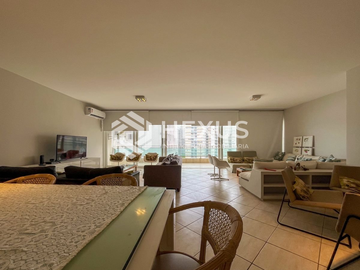 Foto 2 de Apartamento com varanda e vista mar na quadra-mar da Praia das Pitangueiras, Guaruja
