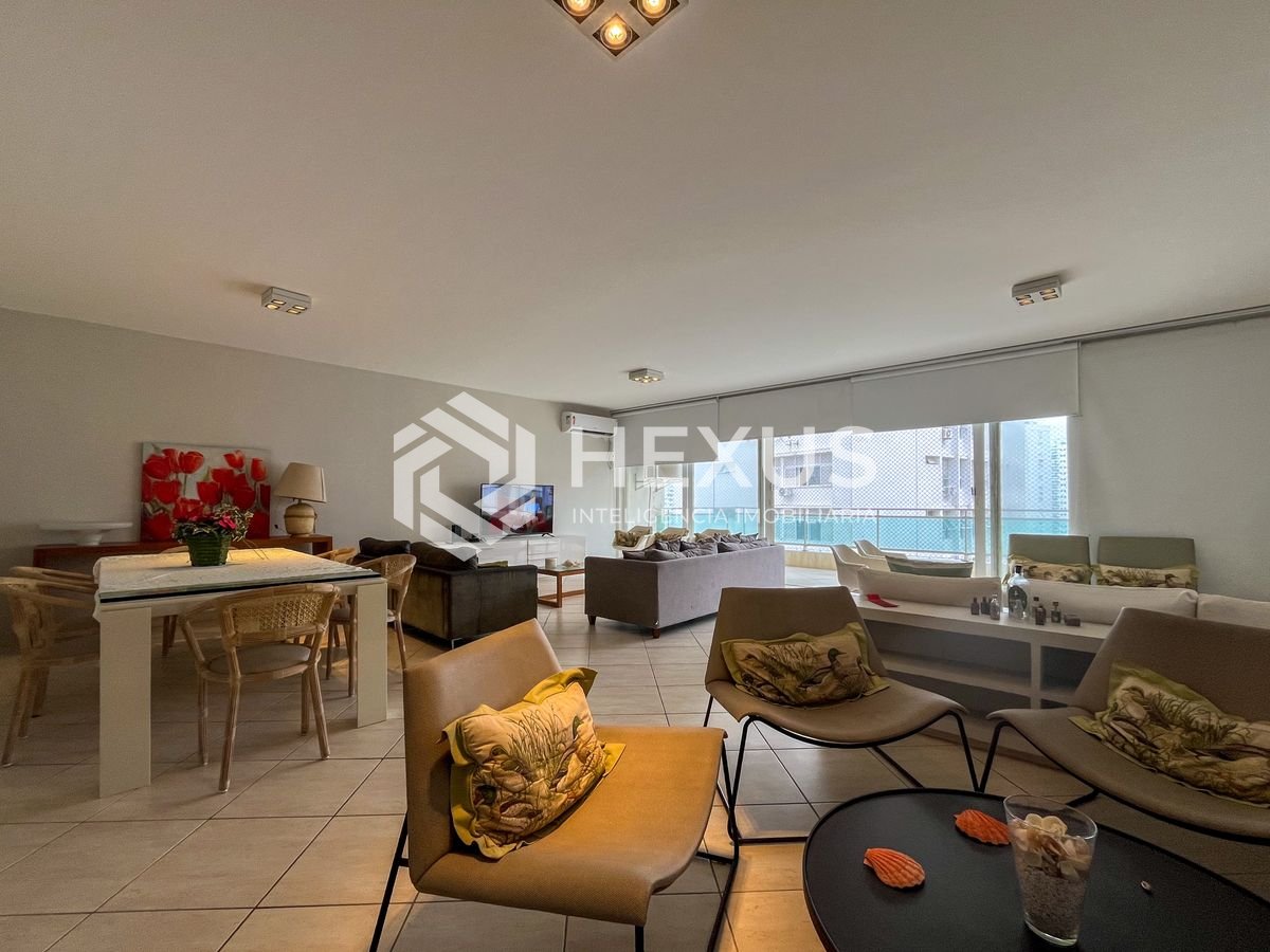 Foto 3 de Apartamento com varanda e vista mar na quadra-mar da Praia das Pitangueiras, Guaruja