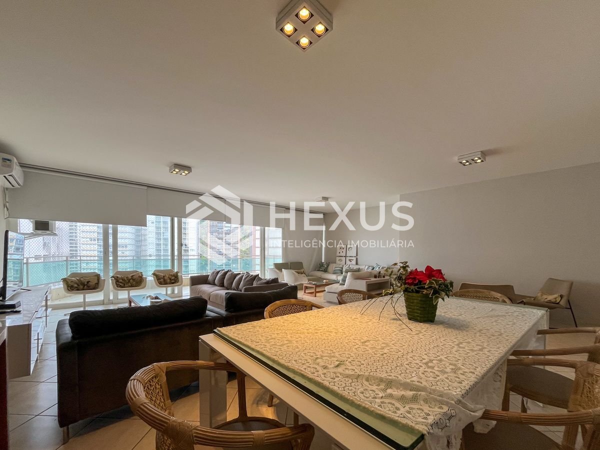 Foto 4 de Apartamento com varanda e vista mar na quadra-mar da Praia das Pitangueiras, Guaruja