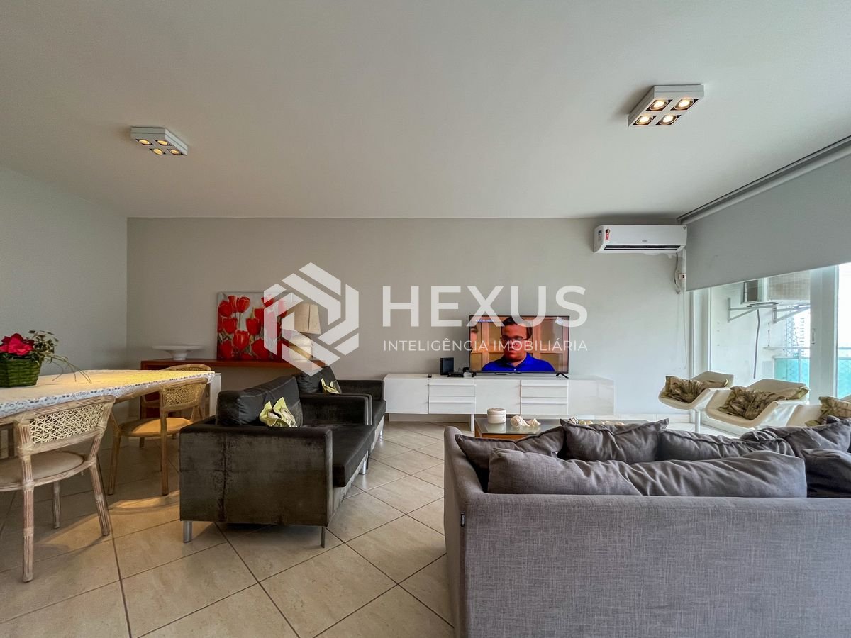 Foto 5 de Apartamento com varanda e vista mar na quadra-mar da Praia das Pitangueiras, Guaruja