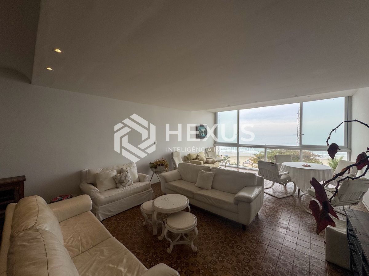 Foto 4 de Apartamento frente mar com varanda na Praia das Pitangueiras, Guarujá