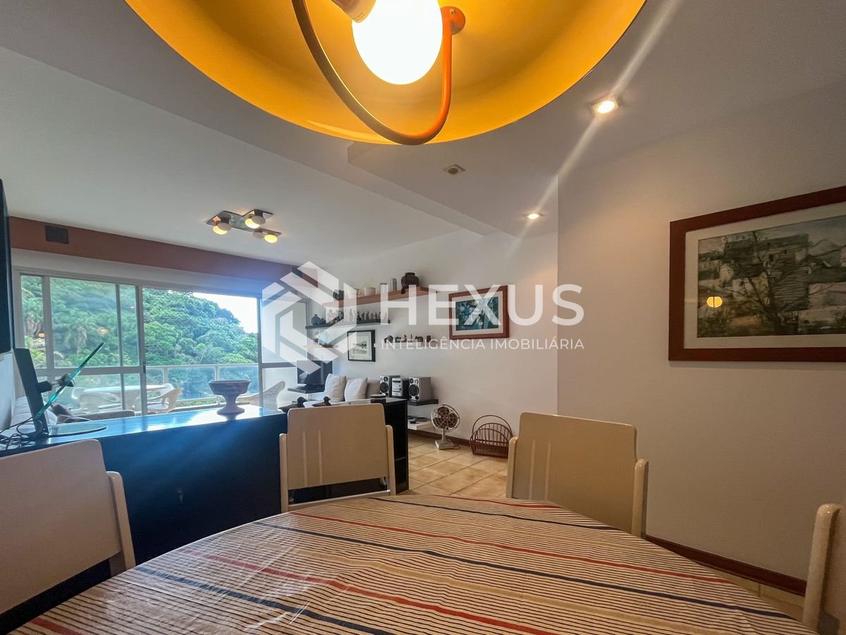 Foto 2 de Apartamento com varanda e lazer na quadra mar da Praia das Pitangueiras, Guaruja