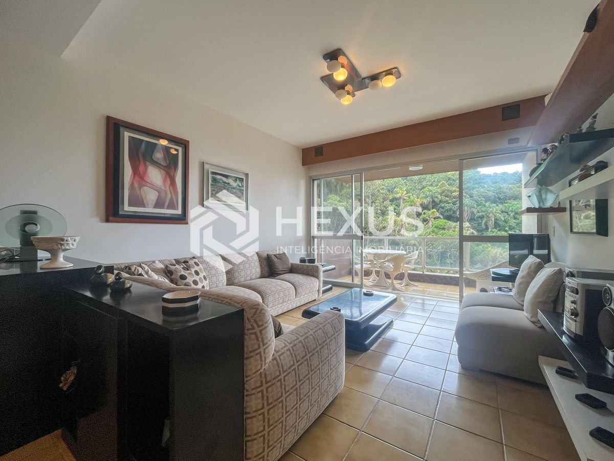 Foto 3 de Apartamento com varanda e lazer na quadra mar da Praia das Pitangueiras, Guaruja